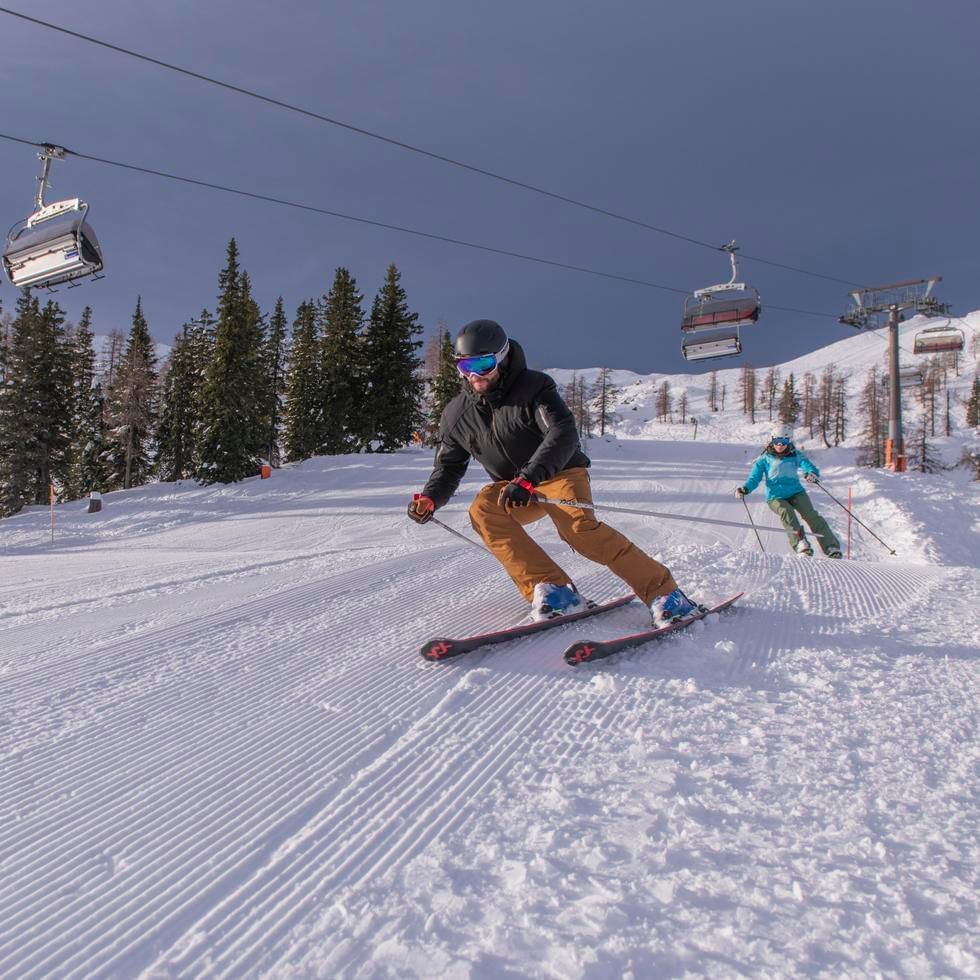 Skiers & cable cars in winter near Falkensteiner Hotels