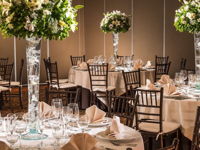 Wedding dining table arrangement at Grand Americana Queretaro