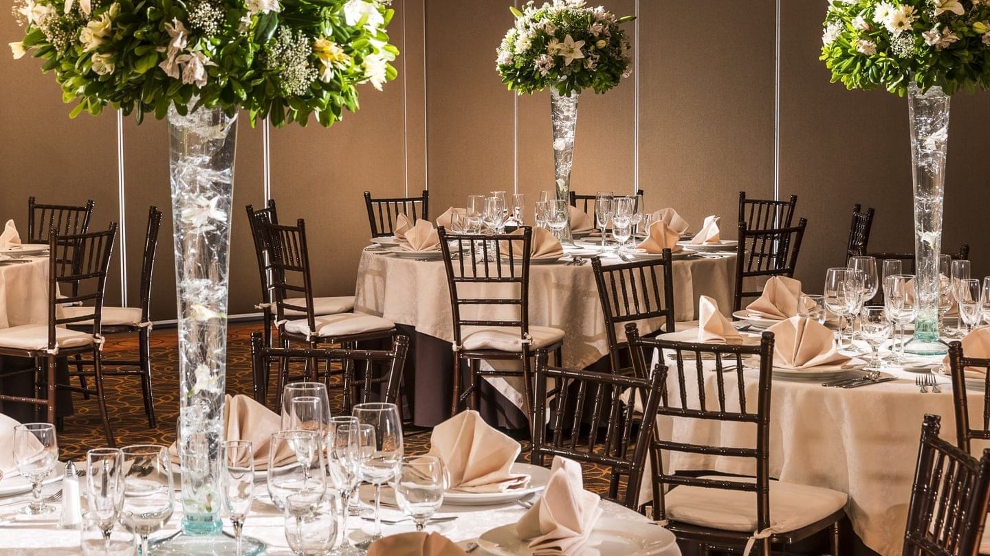Wedding dining table arrangement at Grand Americana Queretaro