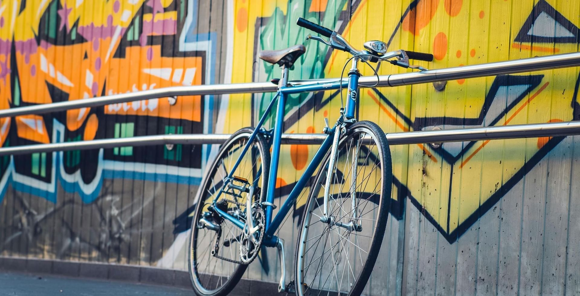 Fahrrad steht vor Graffiti
