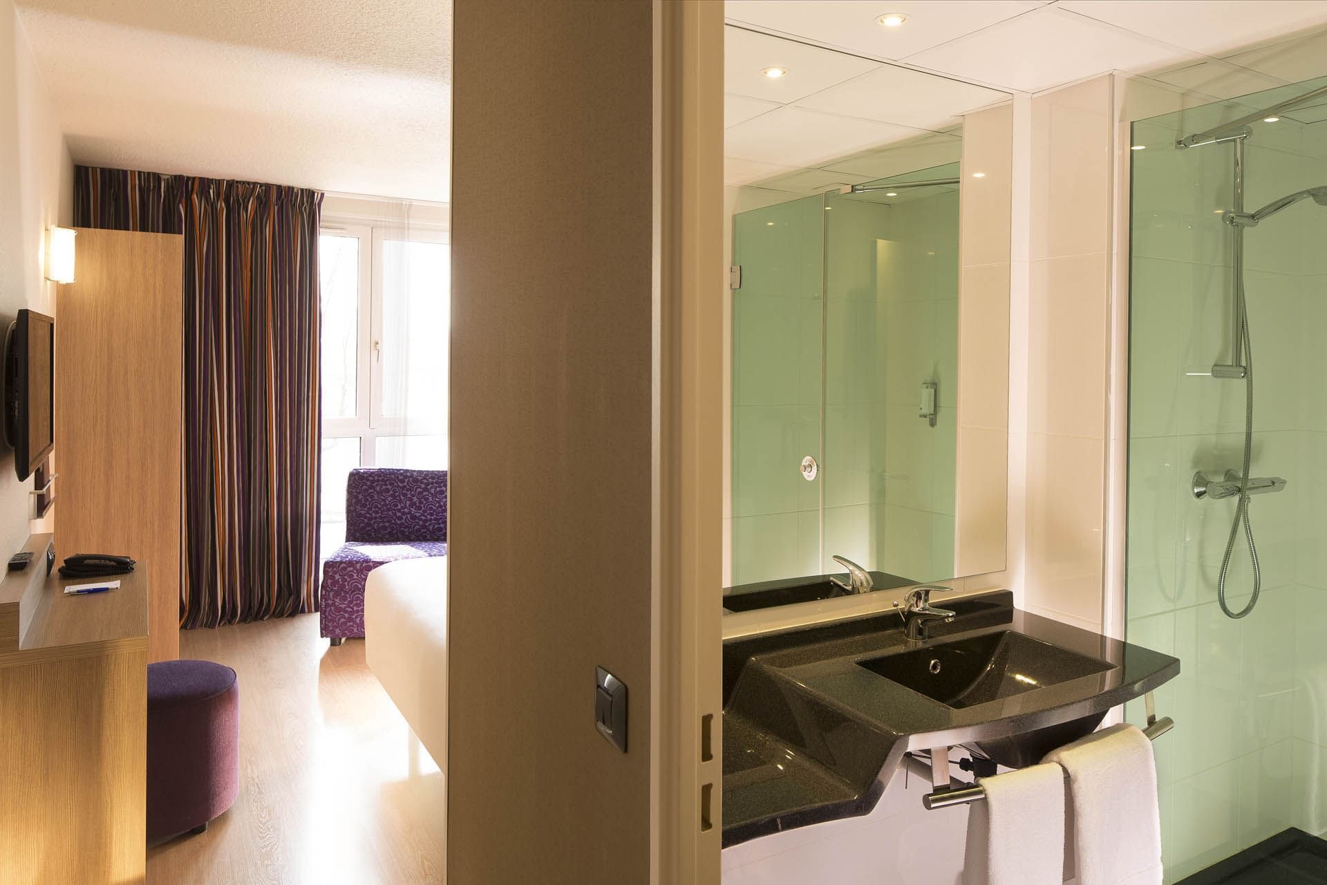 Espace vanité dans une salle de bain d'une chambre à Escale Oceania Orleans