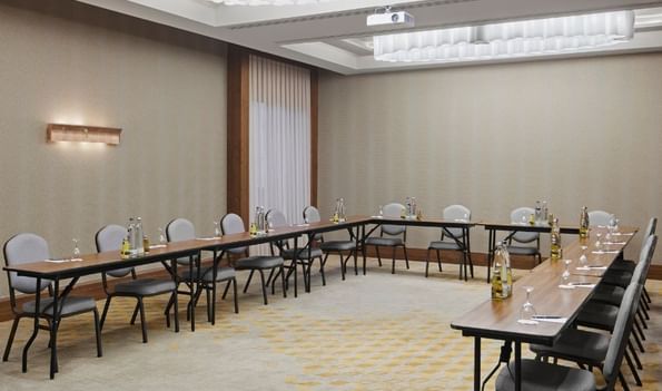 Veranstaltungssaal Leipzig mit Tischen und Stühlen im Titanic Chaussee Berlin.