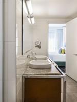 Salle de bains Crystal Suite avec coin coiffeuse et baignoire au Warwick Le Crystal