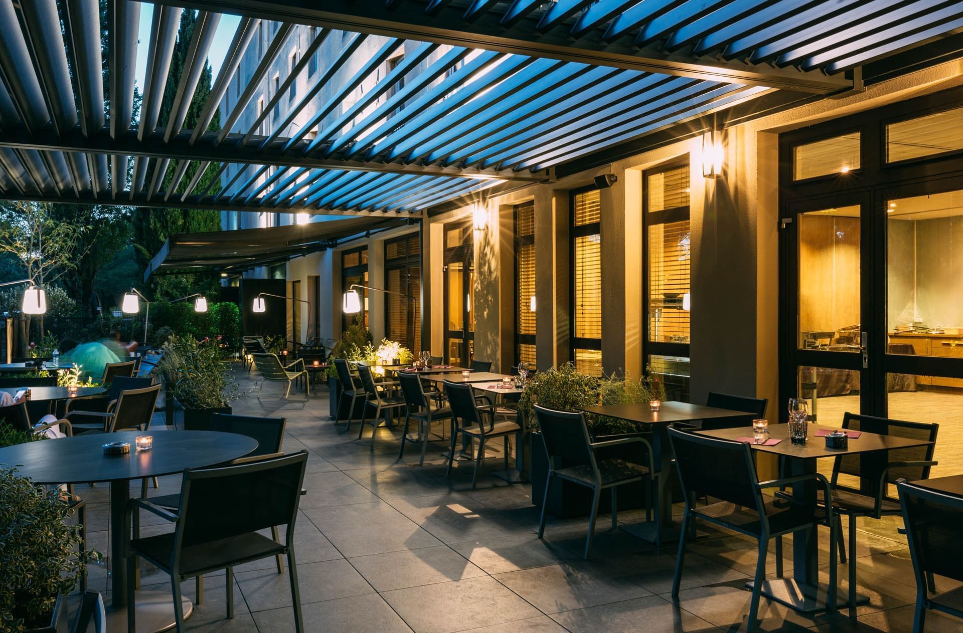 Une salle à manger sur le patio à l'Escale Oceania Aix-en-Provence