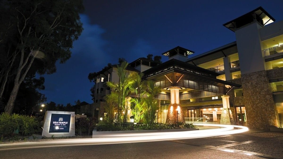 Entrance to Pullman Palm Cove