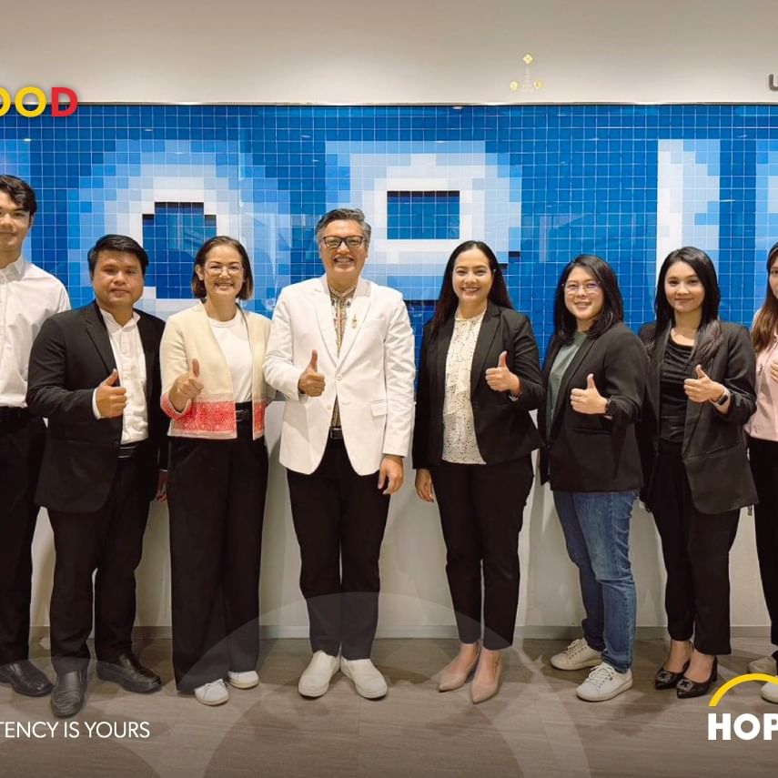 ホップイン・ホテルの経営陣が、本社にて「ケア＆シェア（Tarn Khwam Huang Yai）」プロジェクトの推進に向け、Follow Father's Footsteps財団の代表団と戦略的CSR提携の協議を行っている様子。