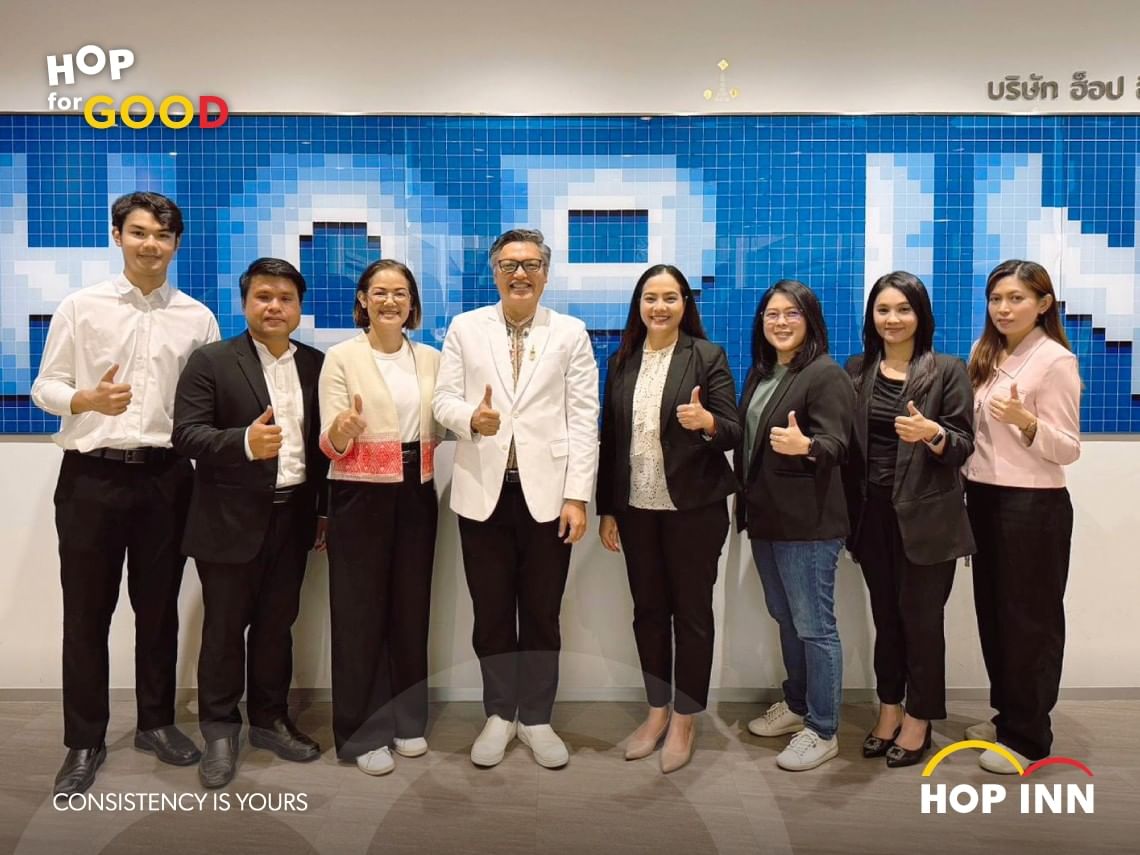 ホップイン・ホテルの経営陣が、本社にて「ケア＆シェア（Tarn Khwam Huang Yai）」プロジェクトの推進に向け、Follow Father's Footsteps財団の代表団と戦略的CSR提携の協議を行っている様子。