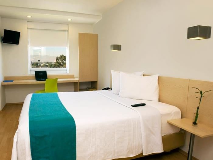 Habitación Superior con cama grande y ventanas abiertas en One Hotels