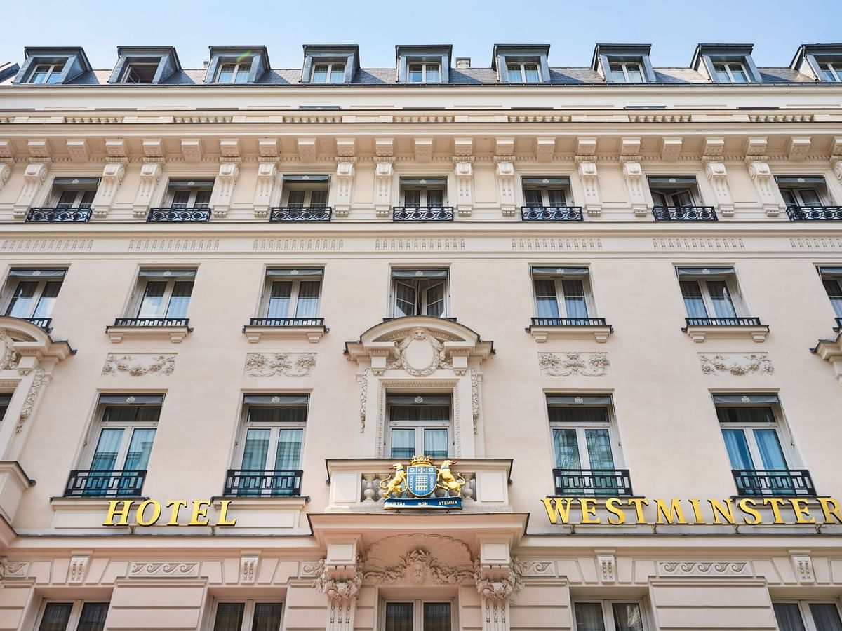 Vue extérieure en contre-plongée de l'hôtel Westminster à Paris