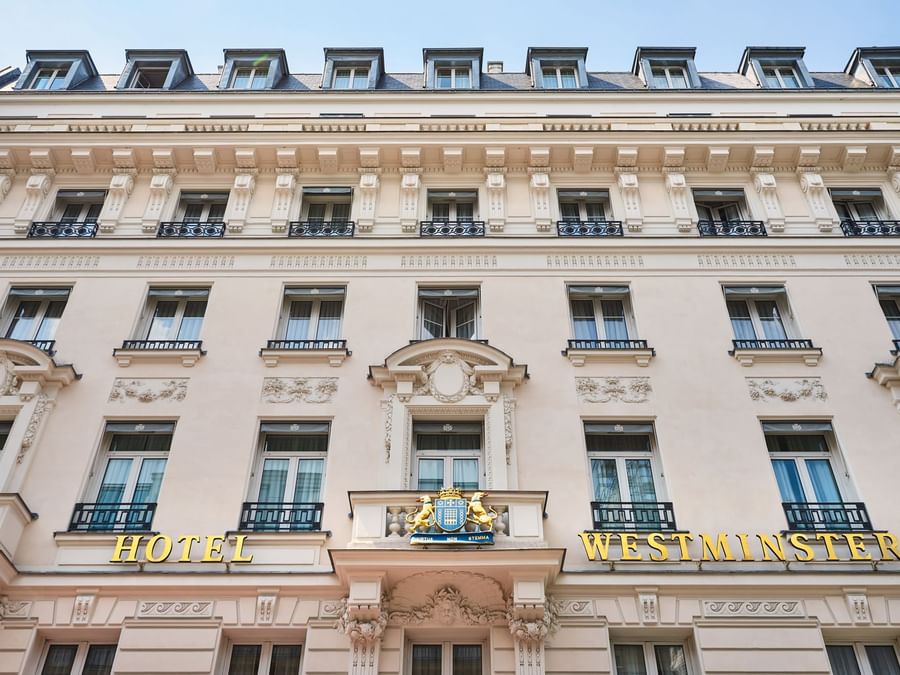 Vue extérieure en contre-plongée de l'hôtel Westminster à Paris