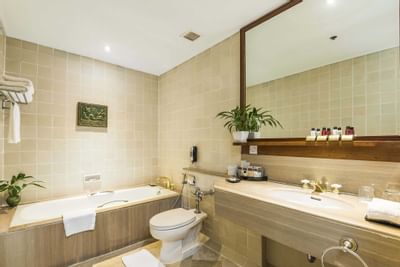 Bathroom with tub in Club Suite at Chatrium Hotel Royal Lake