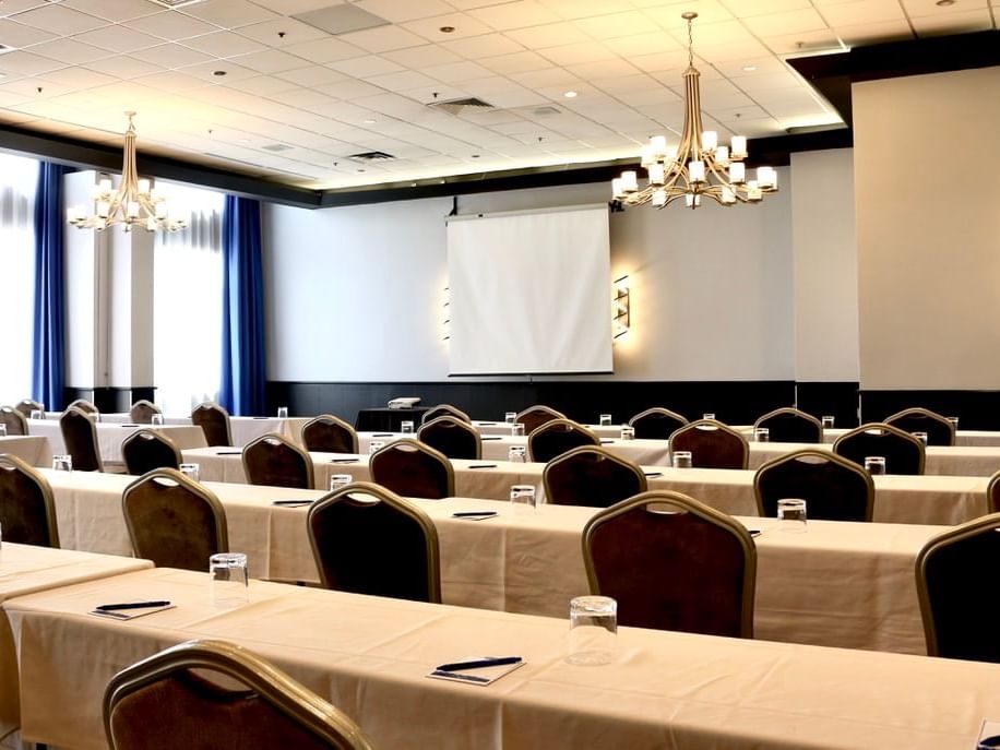 The classroom table set-up in Frontenac at Travelodge Hotel & Convention Center Québec City