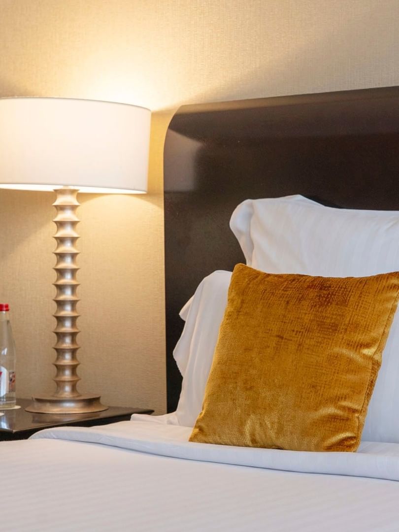 Une chambre Junior Suite à la décoration élégante et dotée d'un lit douillet au Warwick Champs-Élysées Paris.