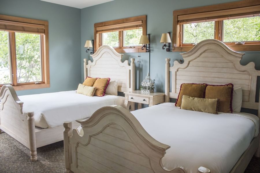Bedroom with two beds at the Cliff House in Lutsen Resort