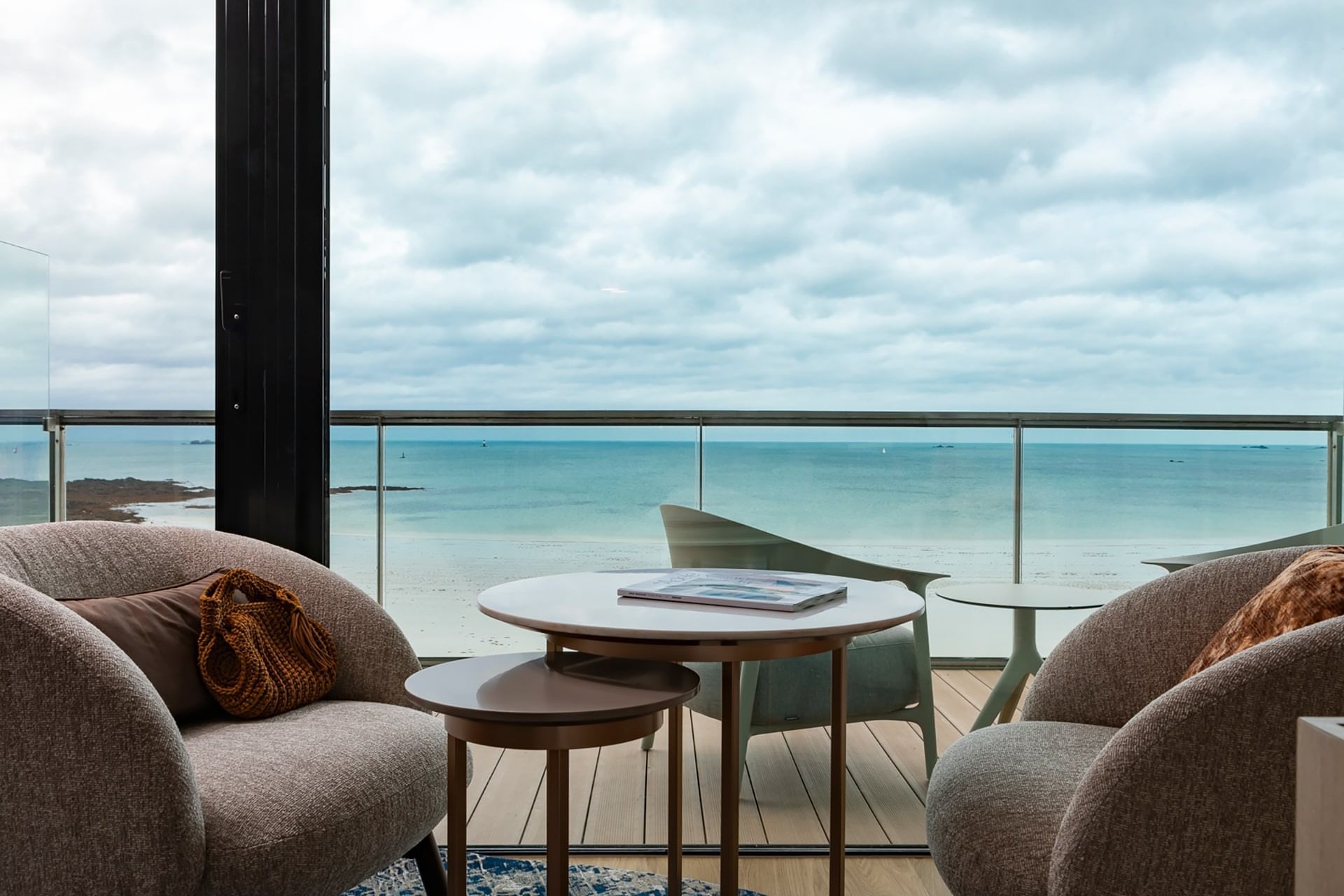 Salon en terrasse avec vue sur l'océan dans les hôtels Oceania
