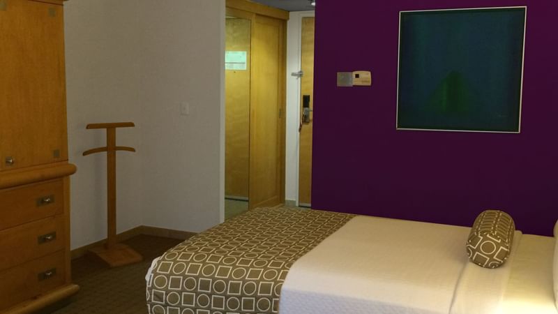 Bed & furniture in Superior room at Gamma Xalapa Nubara