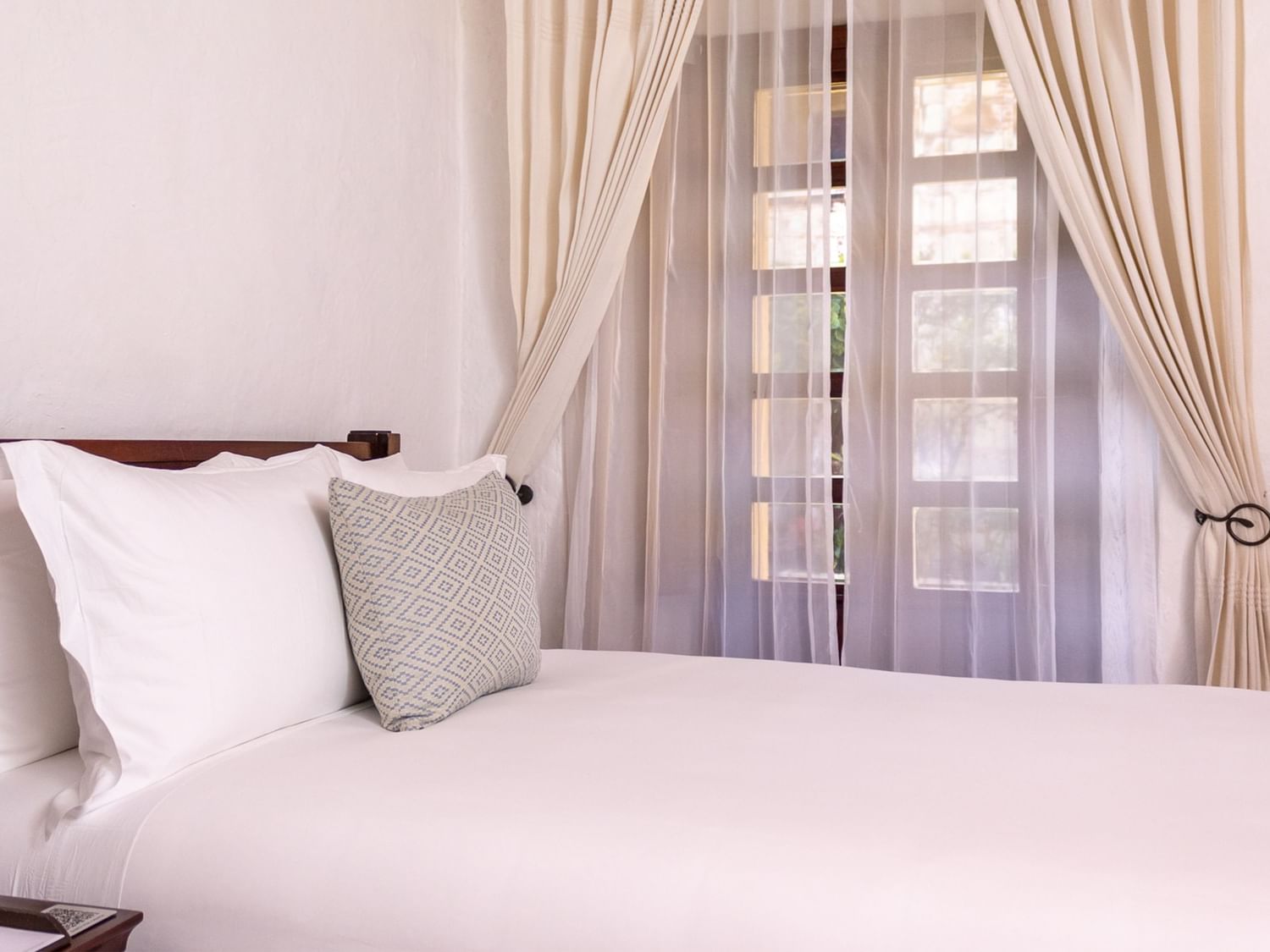 Habitación Gran Clase con 2 camas dobles y cortinas en Quinta Real Oaxaca de Juárez