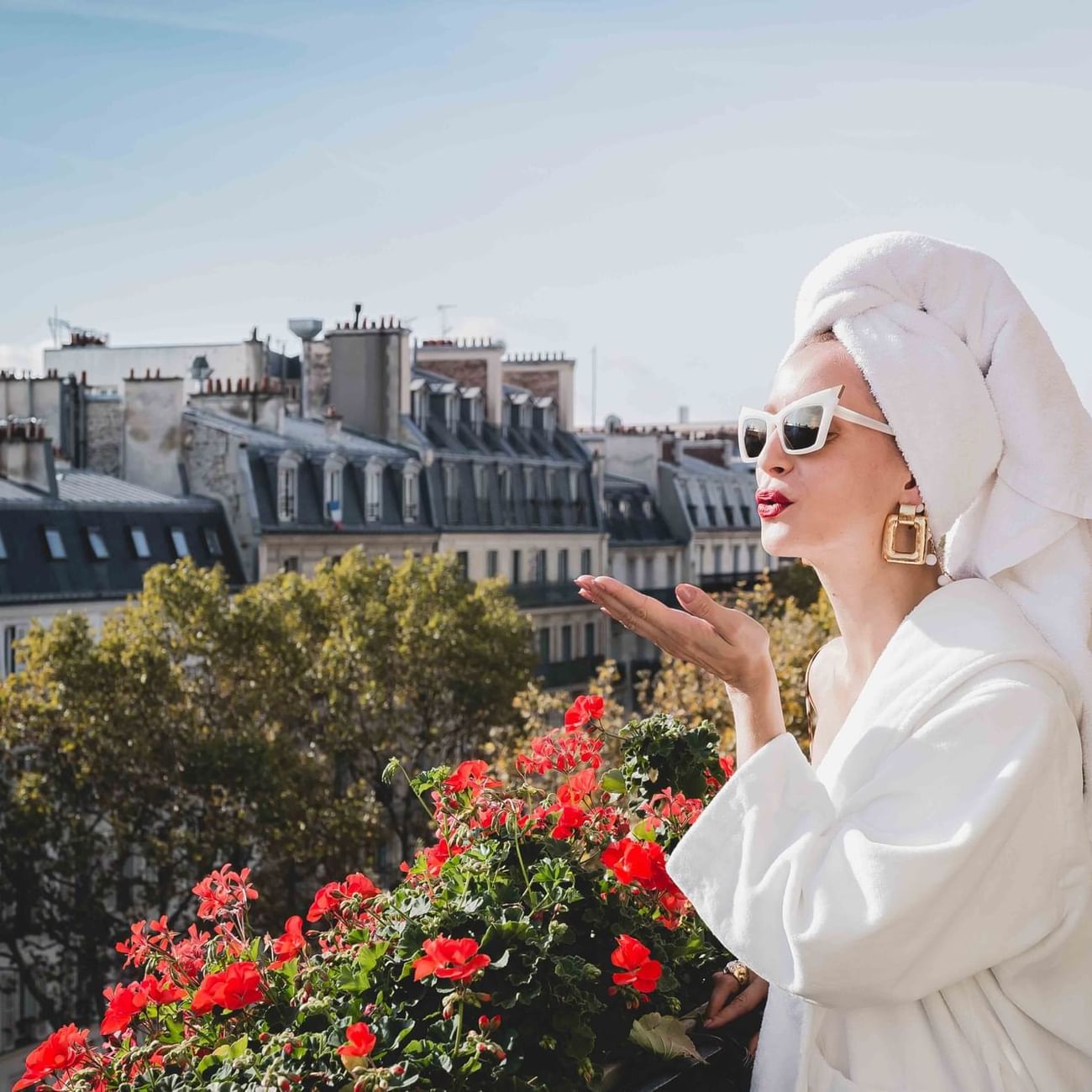 GUESTROOM- Lady in Paris
