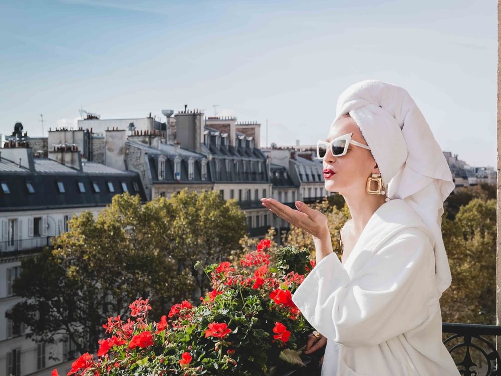 GUESTROOM- Lady in Paris