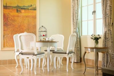 Four seat Dining table with aesthatic background at U Hotels & R