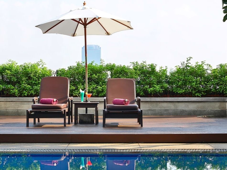 Pool deck with sunbeds at Eastin Hotel Makkasan Bangkok