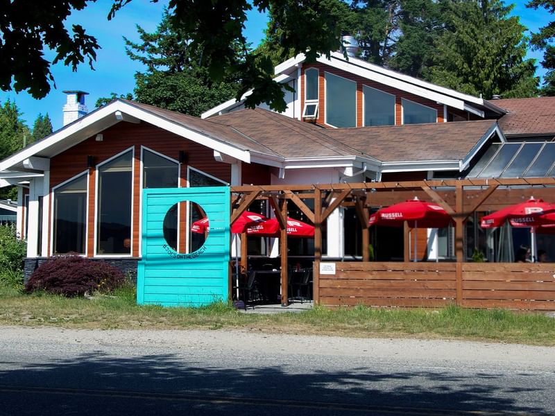 Exterior of Joe's on The Beach restaurant