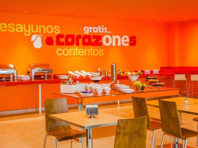 Interior del comedor de una sala de desayunos de One Hotels