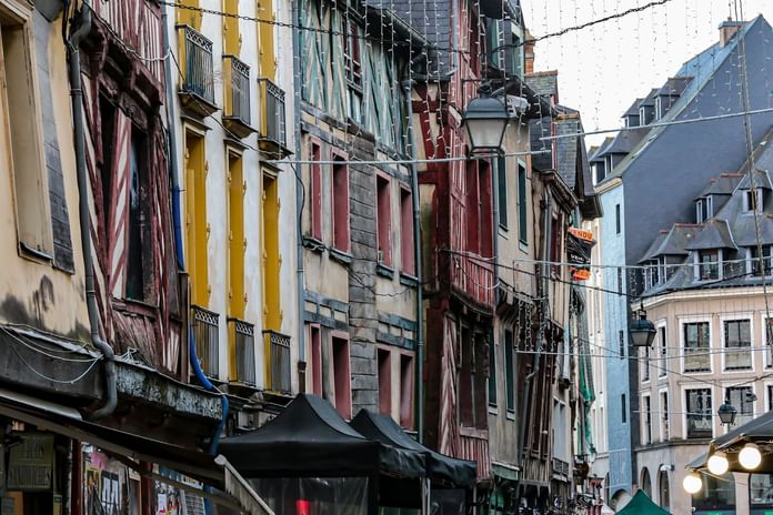 Bâtiment coloré dans la ville près des Hôtels Oceania