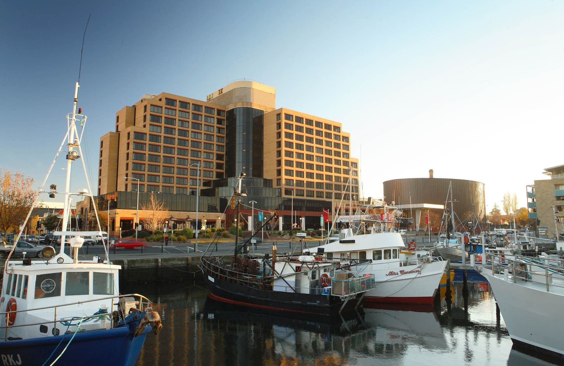 Scenery of the docked boats and buildings on the side in front of Hotel Grand Chancellor Hobart