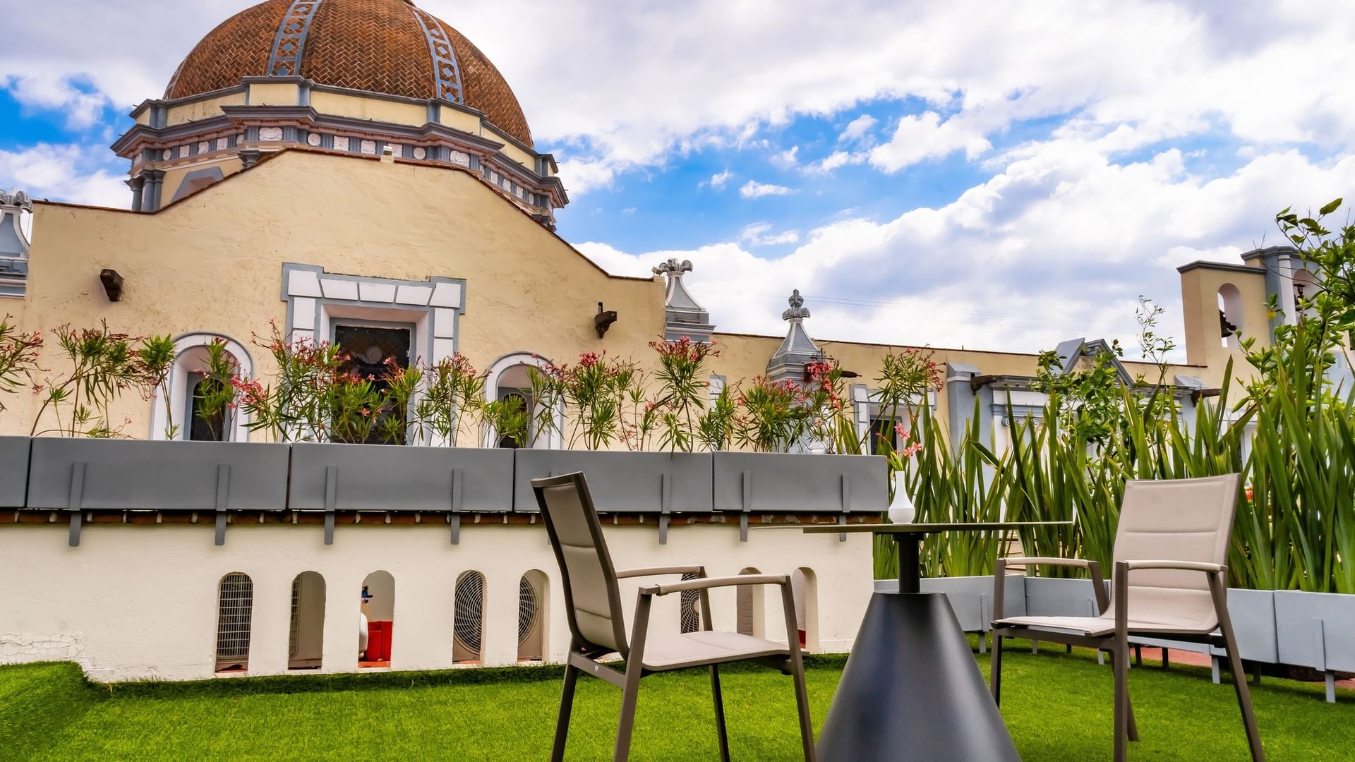 Terraza con mesa y sillas en la Suite Gobernador King en Quinta Real Puebla, Heroica Puebla de Zaragoza