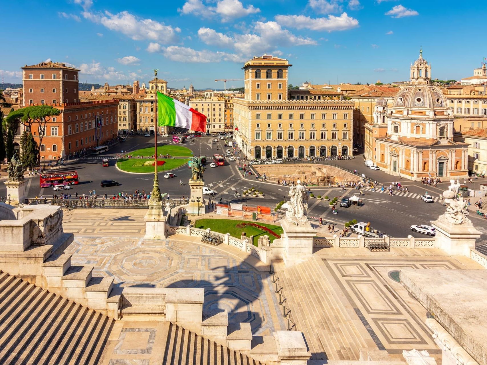 Aerial view of the buildings & streets in Piazza Venezia near The Guardian Hotel