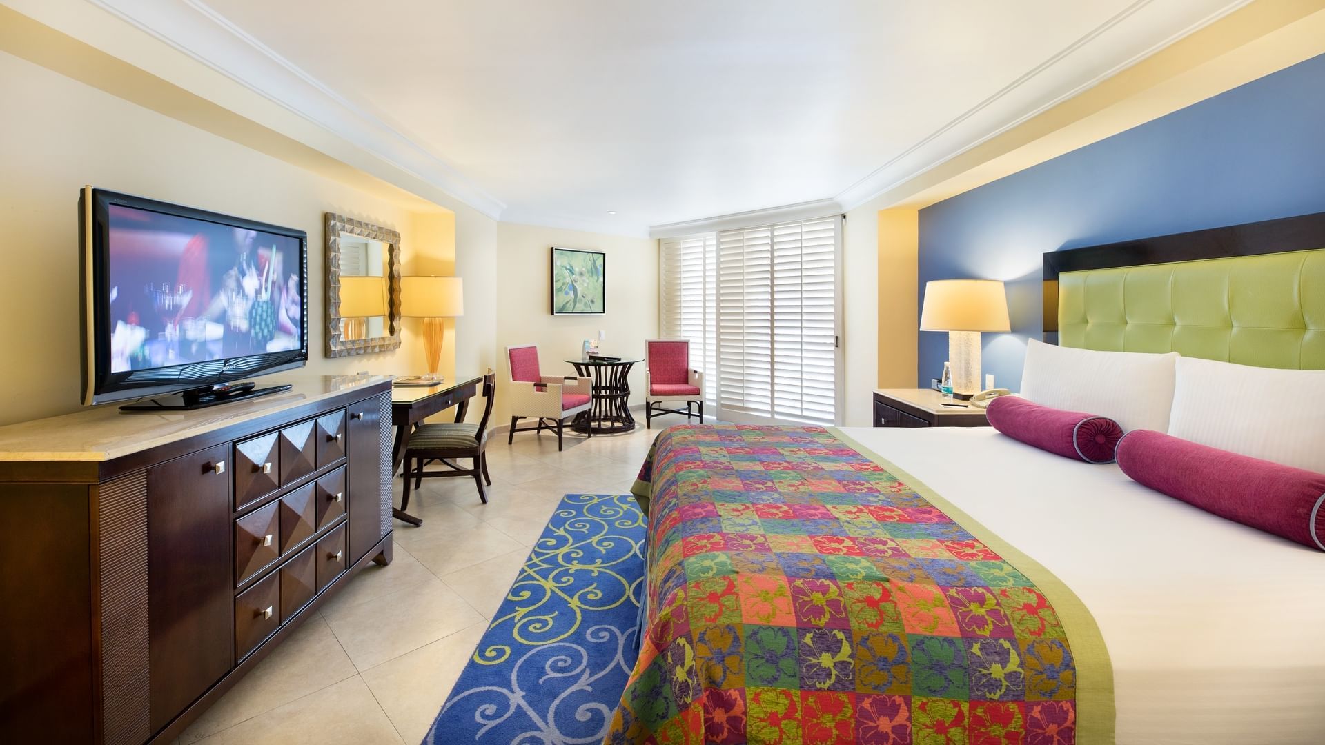 Bed & lounge area in Perla Ocean View King at Mundo Imperial