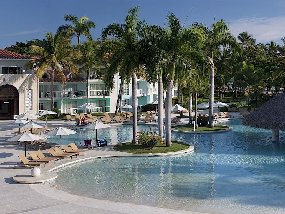 View of the Hotel exterior & pool of Gran Ventana Beach Resort