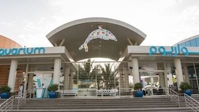 Entrée de l'aquarium Fakieh, surmontée d'une grande décoration représentant un dauphin aux couleurs vives, près de l'hôtel Warwick à Djeddah