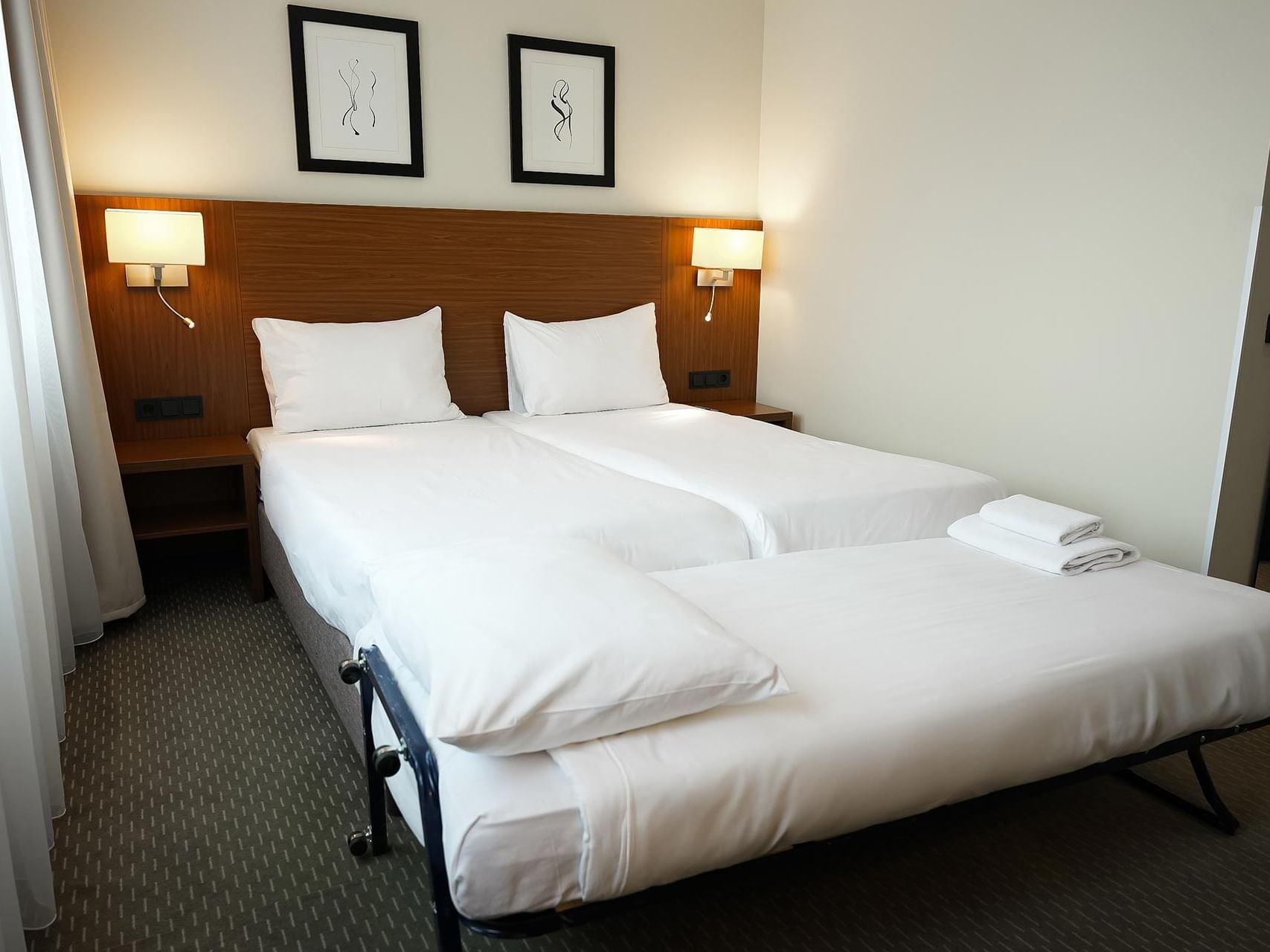 Twin bedroom with an additional bed, perfect for family stays at Hotel Sylter Hof Berlin