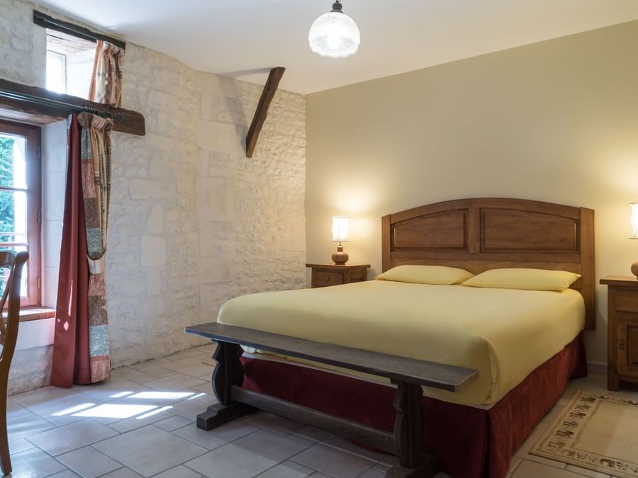 A Queen bed in a room at Le Relais de Saint-Preuil