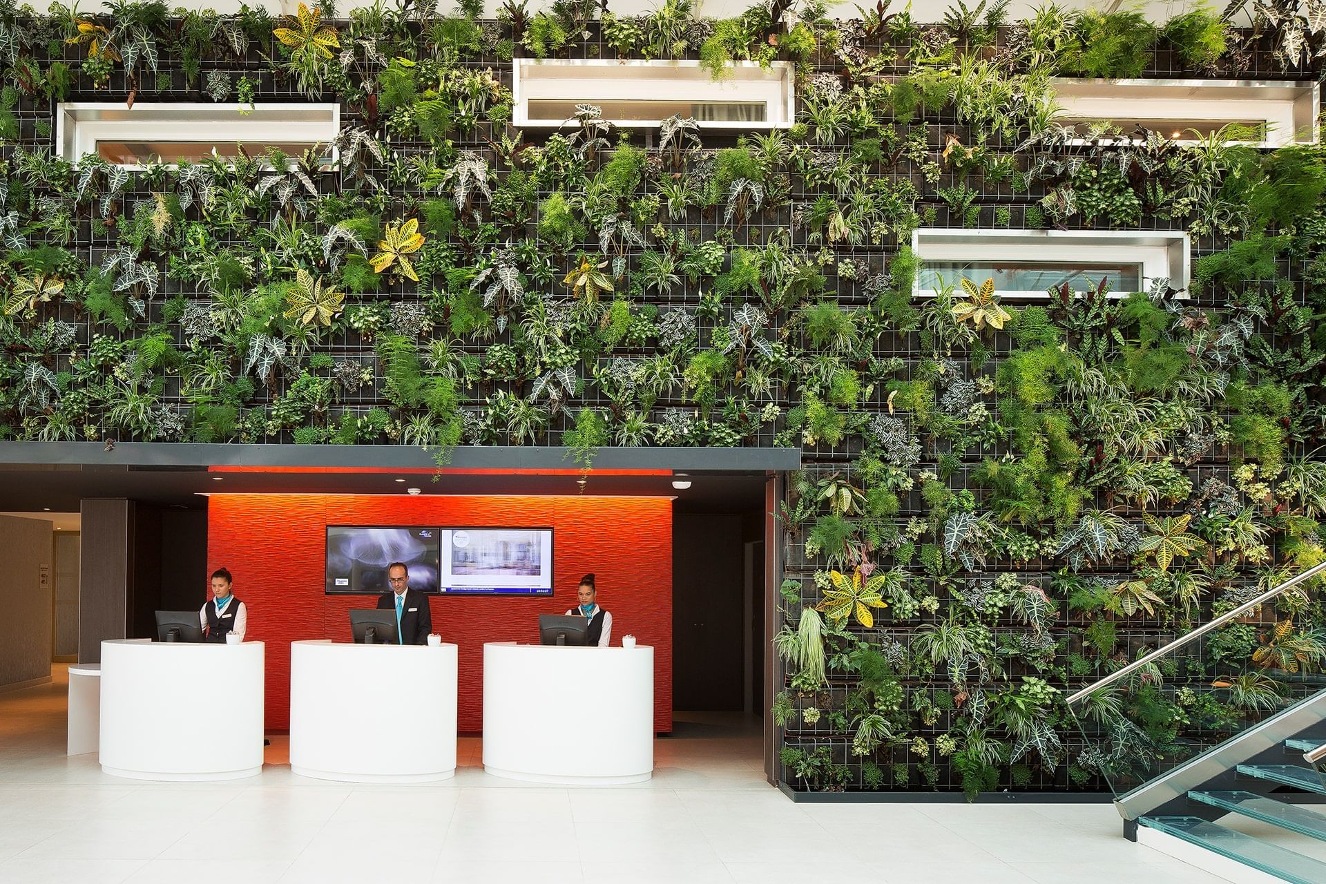 Bureau d'enregistrement à la réception à l'Oceania Paris Roissy CDG