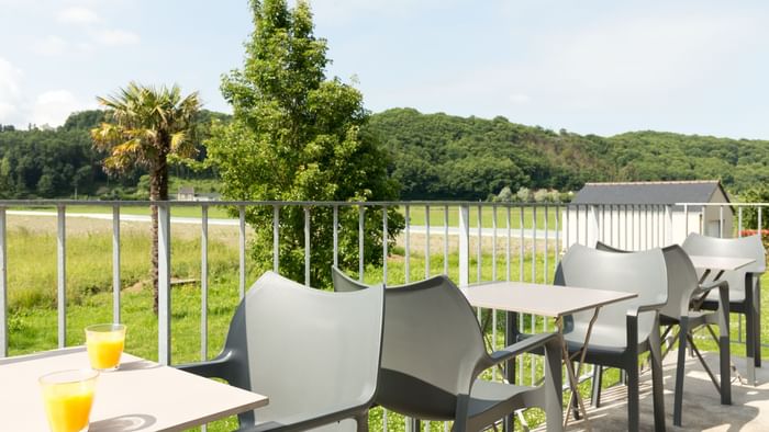 An Outdoor dining and lounge area at Hotel Les Quatre Salines