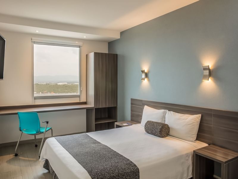 Habitación Superior con cama grande y zona de trabajo en One Hotels