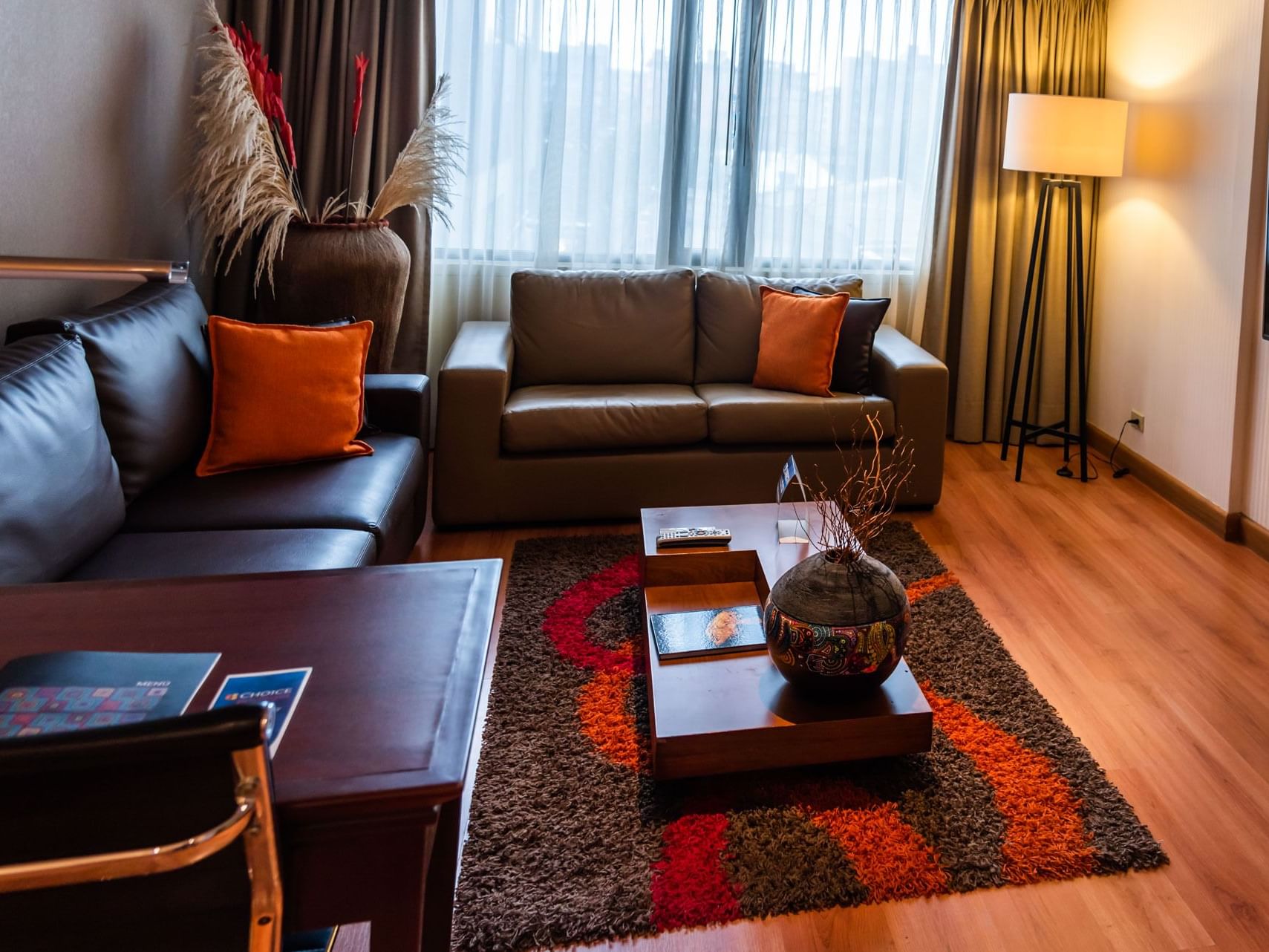 area de la sala en suite king non smoking en Bogota Plaza Hotel