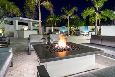 Fire-pit & seating on a patio at Innovation Hotel Courtyard