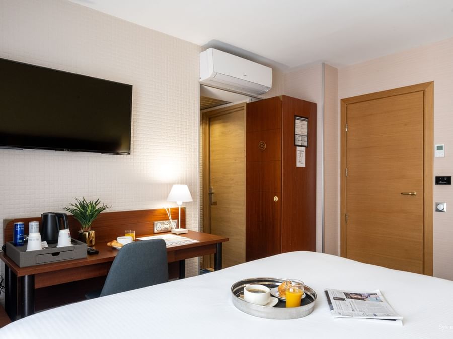 Chambre confortable avec bureau et télévision chez Hôtel Le Yachtman.