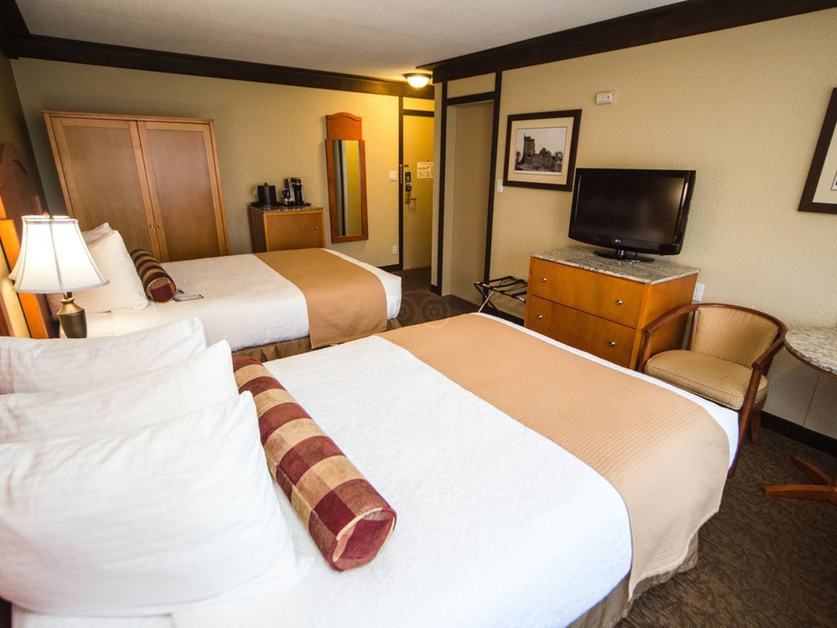 Comfy beds & TV in Double double Room at Abercorn Inn