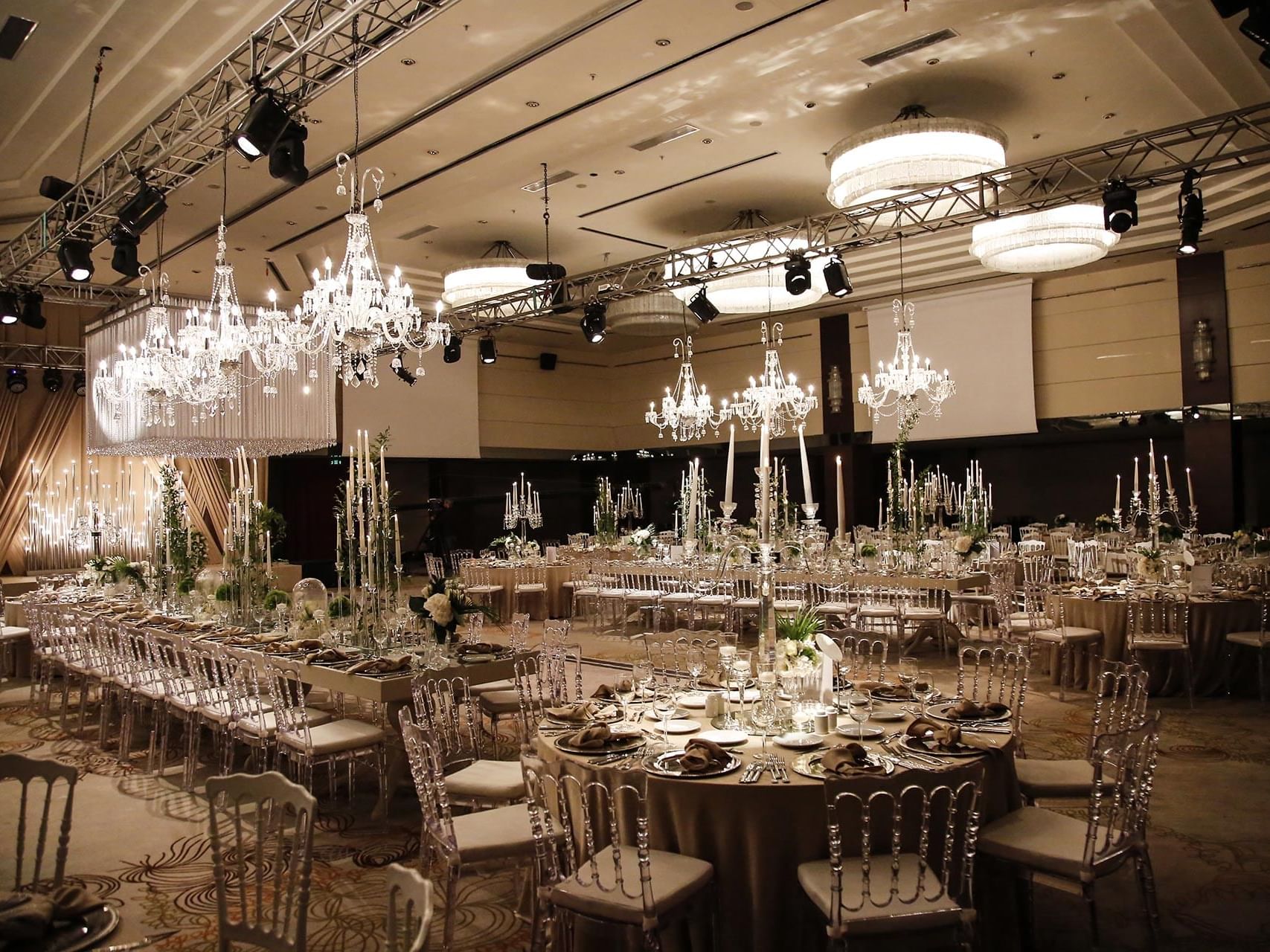 itanic Business Kartal’ın Karina salonu, düğün organizasyonları için şık bir şekilde hazırlanmıştır.