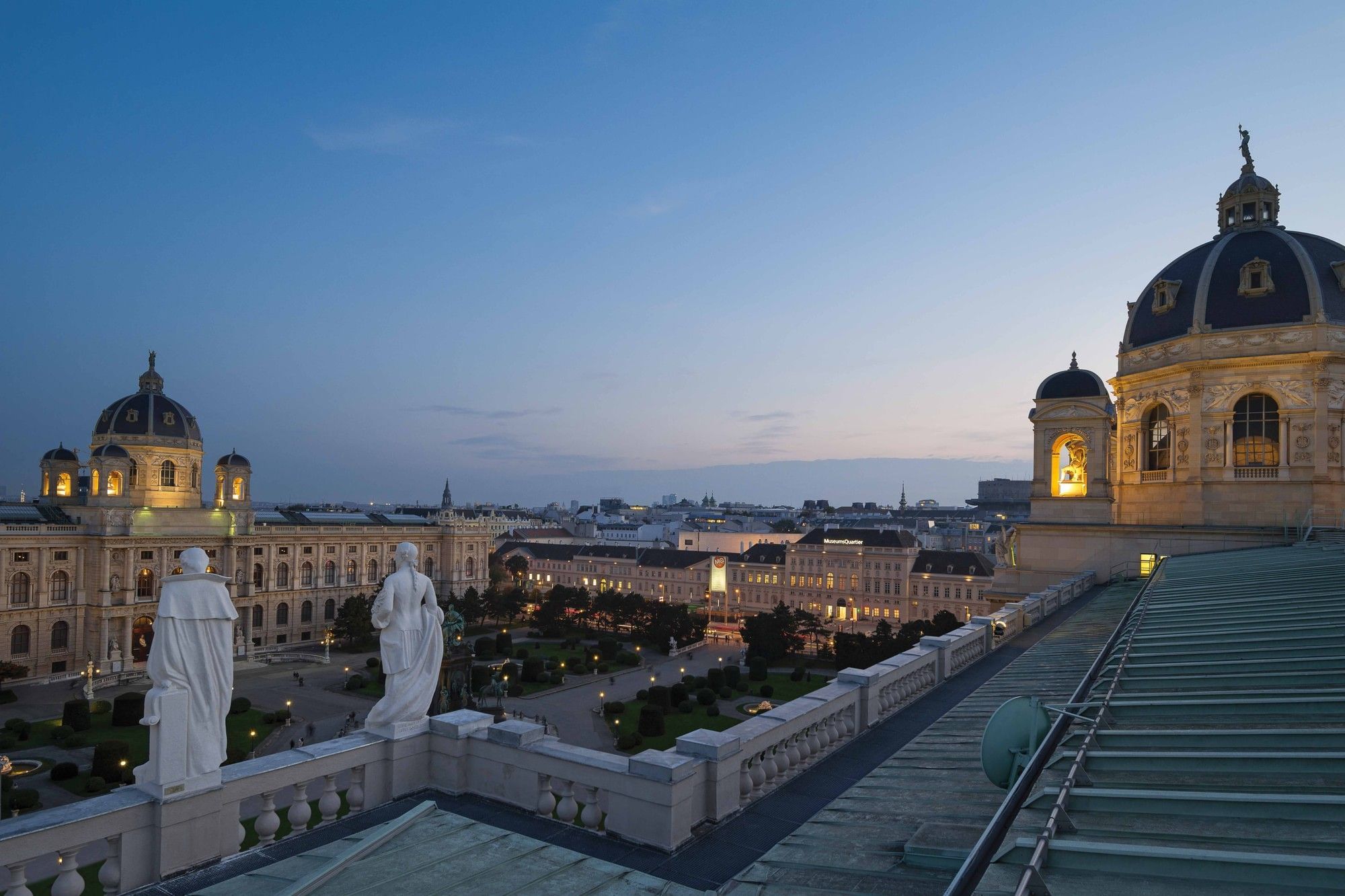 Abendlicher Blick über das Kunsthistorische und Naturhistorische Museum am Maria-Theresien-Platz in Wien