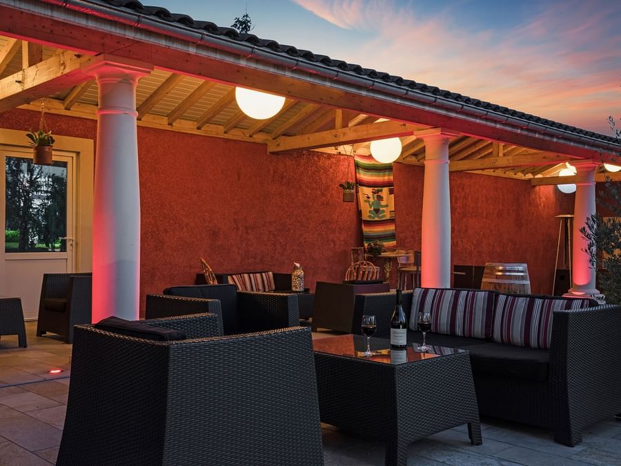 An Outdoor dining & lounge area at Hotel Le Pillebois
