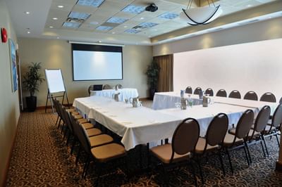U-shaped table facing projector screen