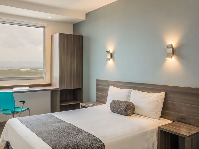 Habitación Superior con cama grande y ventanas abiertas en One Hotels