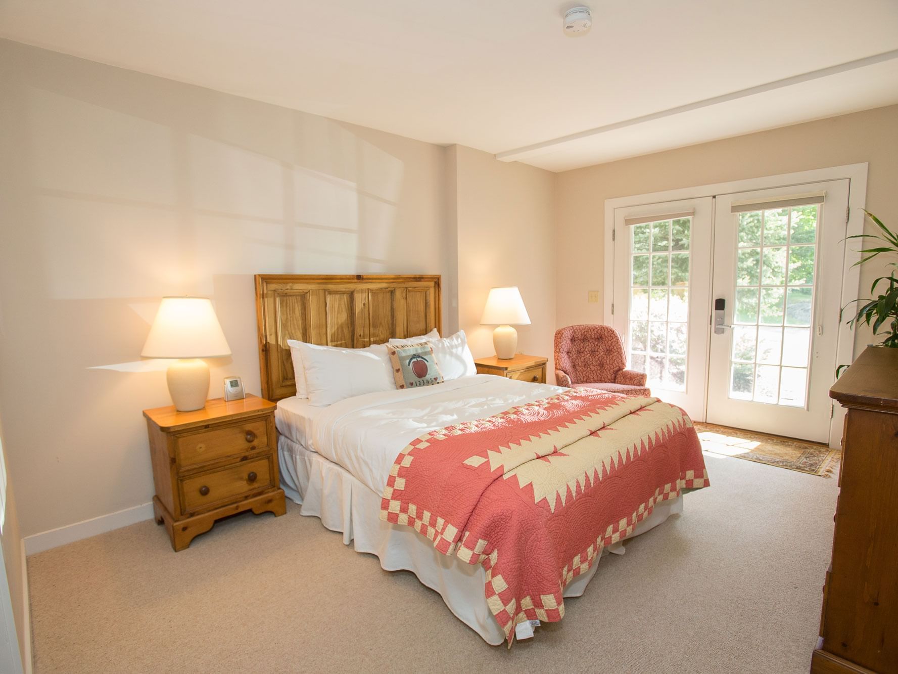 Bedroom with one bed in the Resort Home 547A at Topnotch Stowe Resort
