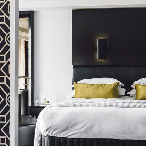 Gold penthouse, 1 king size bed, balcony with garden view at Como Melbourne